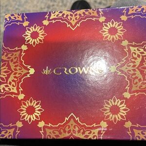 Crown Eyeshadow Palette - Vibrant Red and Gold